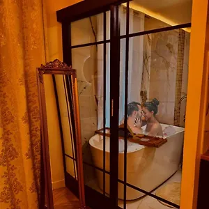 Appartement Elegant Avec Baignoire, Paris
